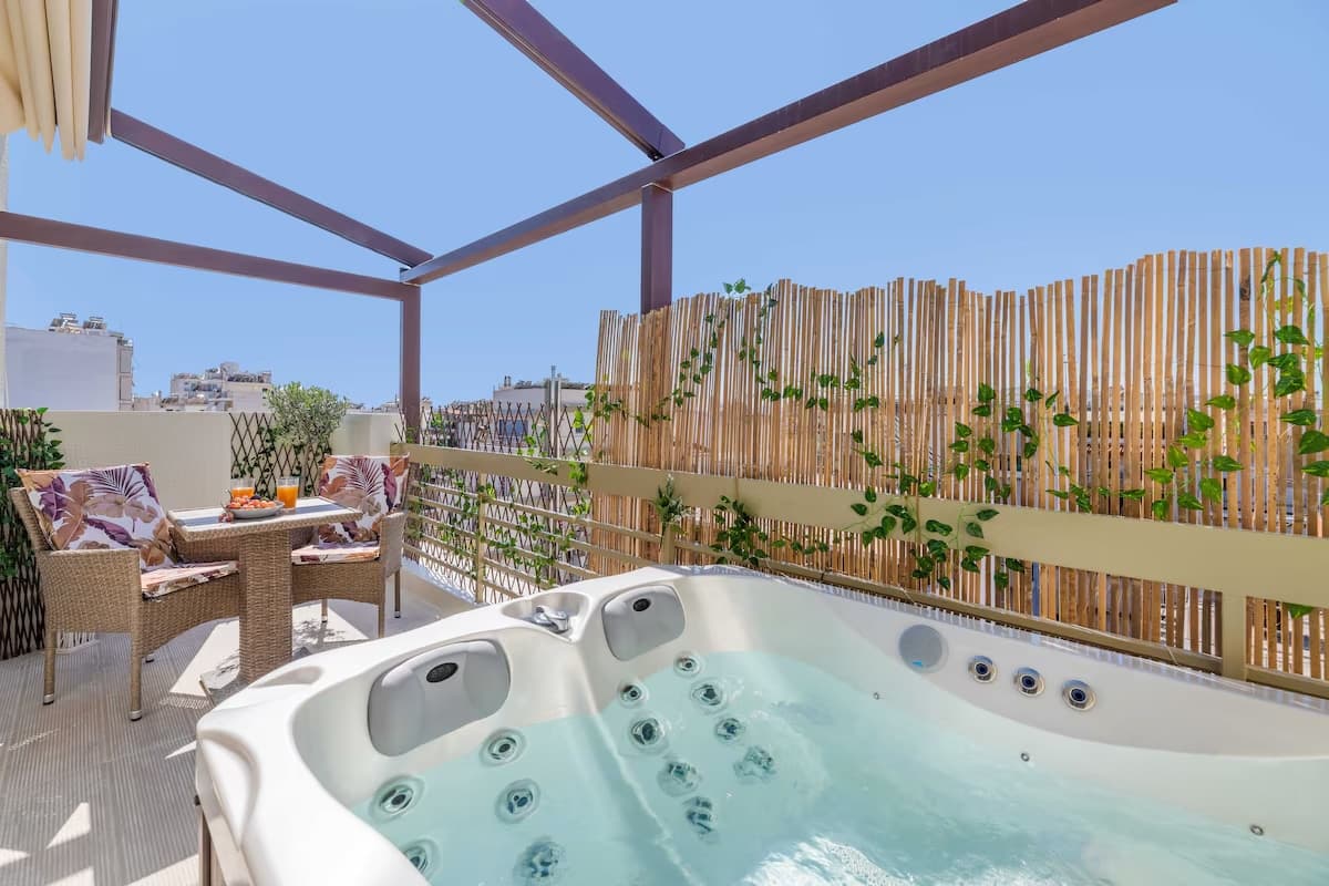 Athenian Sky Retreat: Jacuzzi & Fresh Elegance