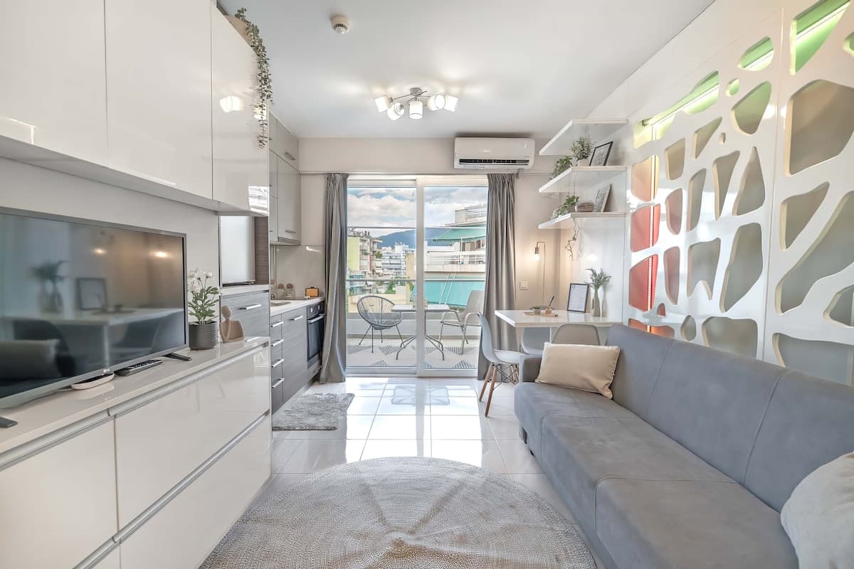 Kosmos Stay - Next to Metro Station