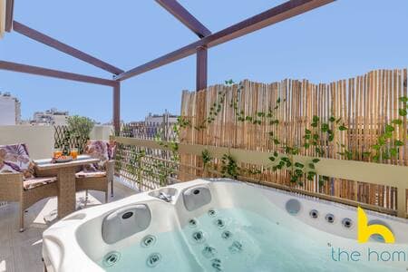 Athenian Sky Retreat: Jacuzzi & Fresh Elegance